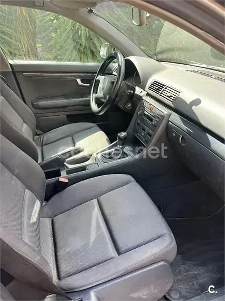Usado Audi A4 130 HP (95 kW) 2004 Cinzento Sedan