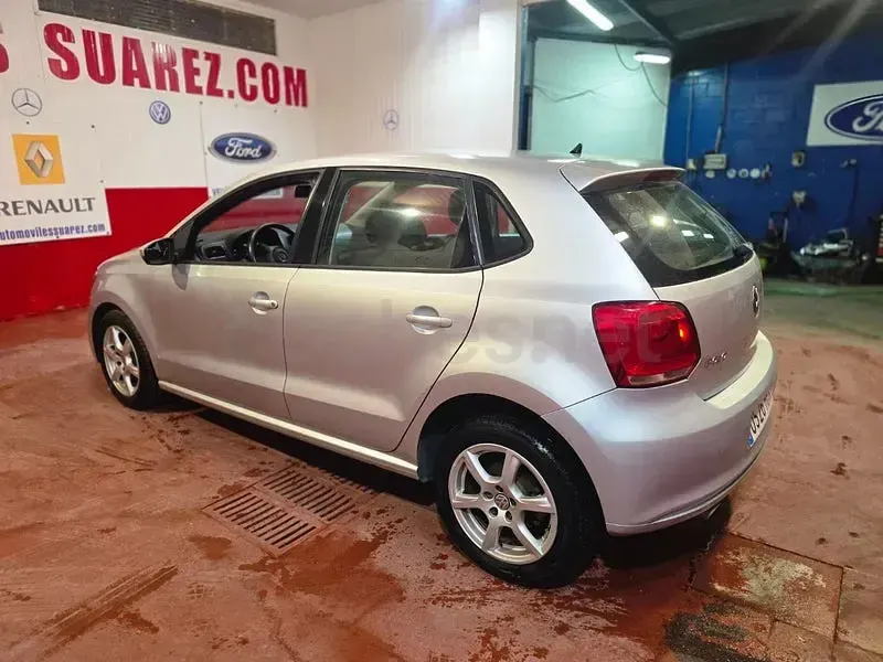 Usado VW Polo Advance 90 CV (66 kW) 2013 Gris / plata Utilitario