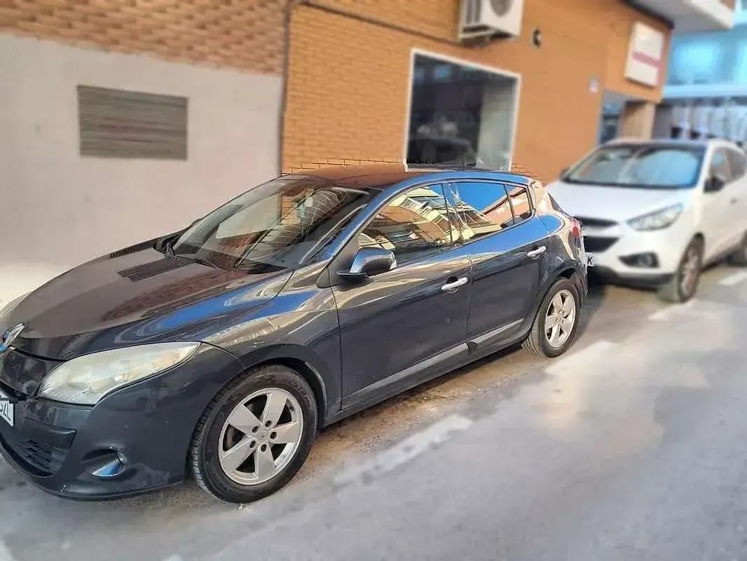 Usado Renault Mégane Dynamique 106 CV (77 kW) 2010 Gris Utilitario