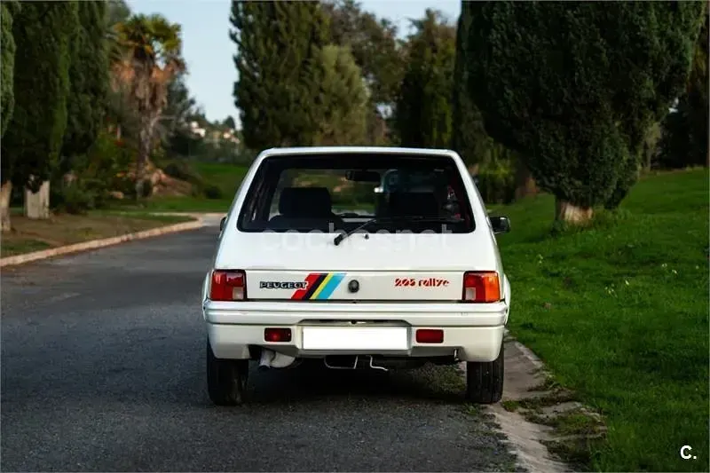 Usado Peugeot 205 103 CV (75 kW) 1989 Blanco Berlina