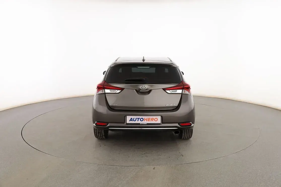 Usado Toyota Auris Active 116 CV (85 kW) 2016 Gris Berlina