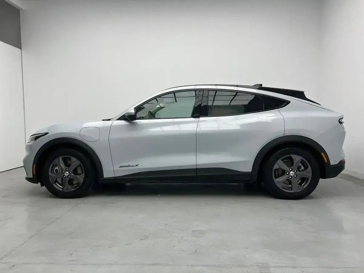 Begagnad Ford Mustang Mach-E Extended Range 216 kW (294 HK) 2021 Vit SUV