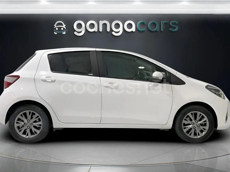 Usado Toyota Yaris Hybrid Active 100 CV (73 kW) 2019 Blanco Berlina