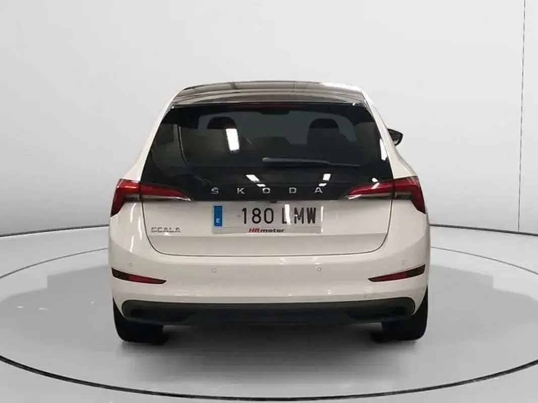 Usado Skoda Scala Style 110 CV (80 kW) 2021 Blanco Utilitario