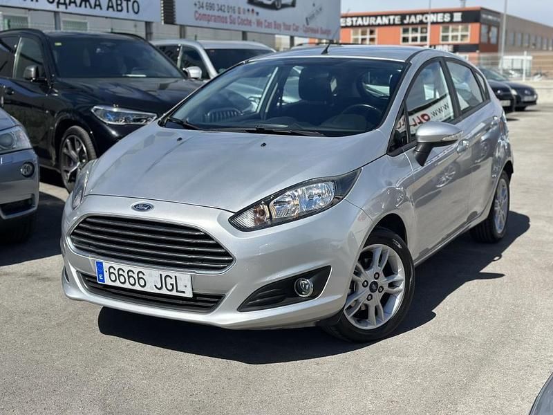 Usado Ford Fiesta Trend 82 CV (60 kW) 2015 Plata metalico Utilitario
