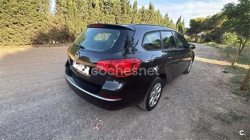 Usado Opel Astra Business 110 CV (80 kW) 2014 Negro Familiar