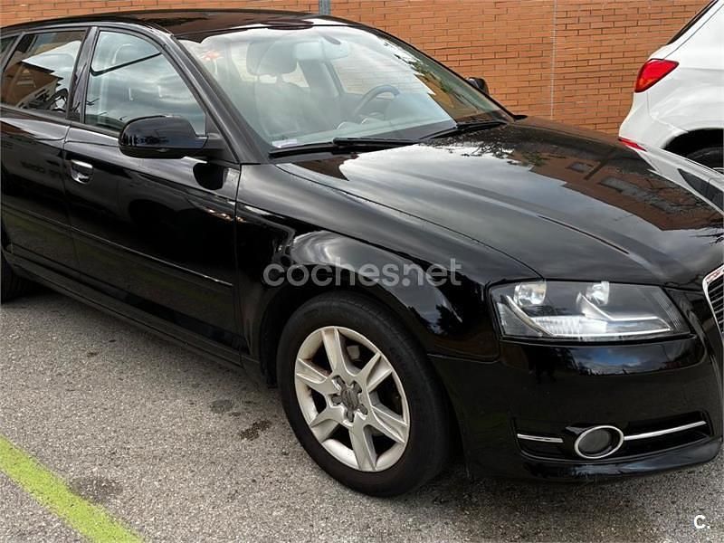 Käytetty Audi A3 Attraction 105 HP (77 kW) 2011 Musta Viistoperä