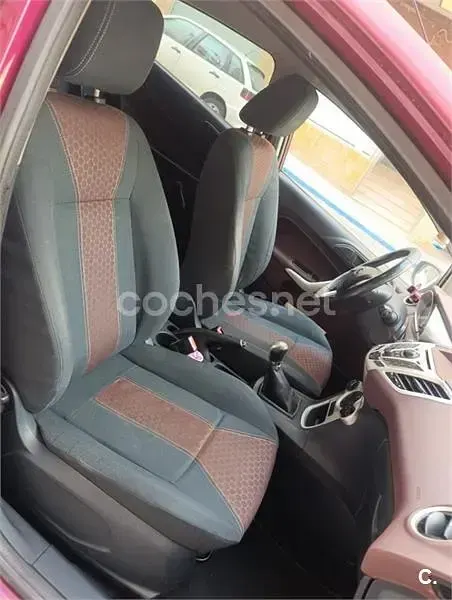 Usado Ford Fiesta Ghia 96 CV (70 kW) 2010 Granate Berlina