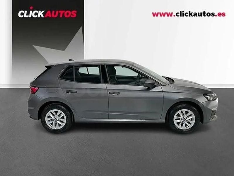 Usado Skoda Fabia Essence 80 CV (58 kW) 2025 Gris / plata Utilitario