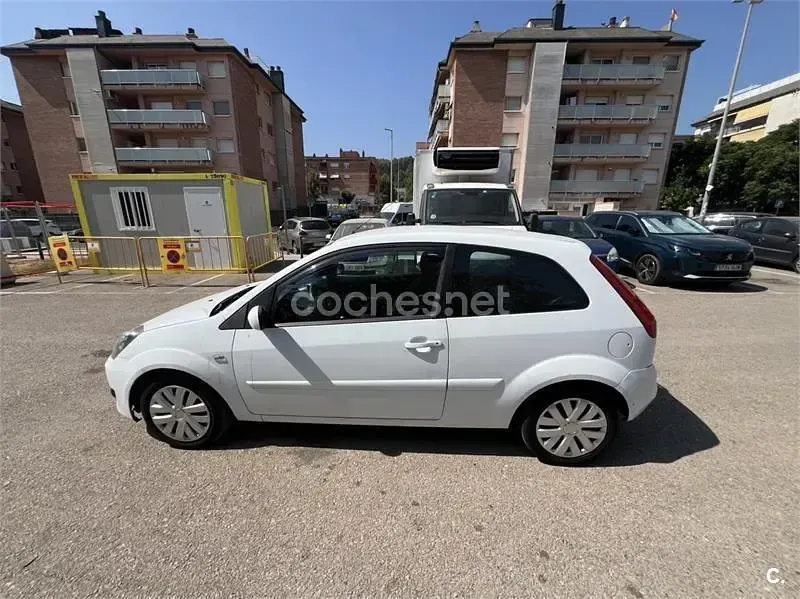 Usado Ford Fiesta Ambiente 70 CV (51 kW) 2007 Blanco Utilitario