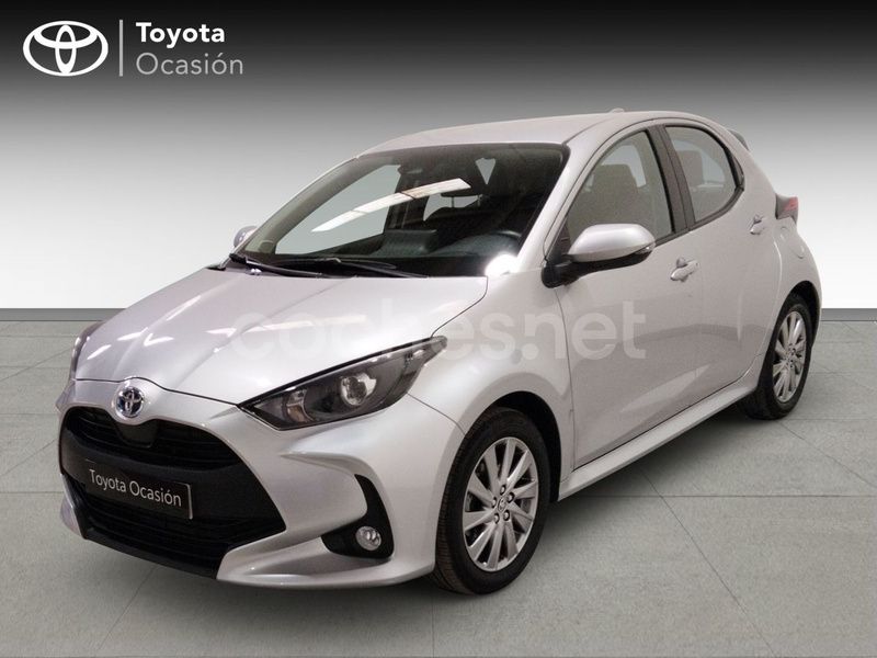 Gris / plata Usado 2024 Toyota Yaris Hybrid Active Berlina | 20.990 € (Precio justo) - Imagen 1/4