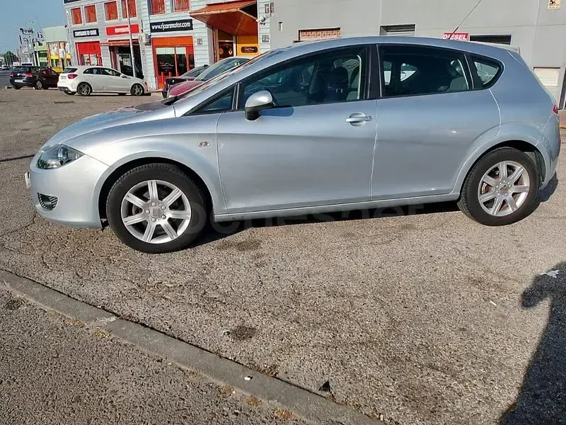 Usado Seat Leon Sport 105 CV (77 kW) 2007 Gris / plata Utilitario