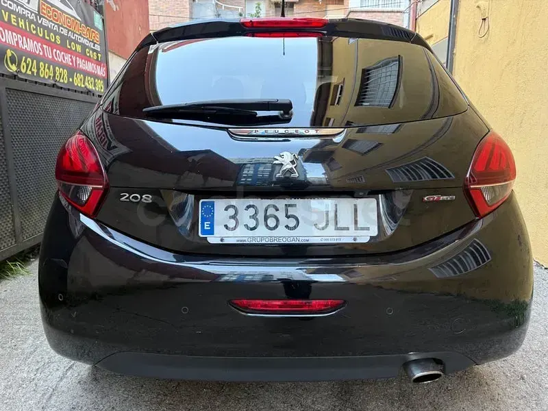 Usado Peugeot 208 GT-line 120 CV (88 kW) 2016 Negro Utilitario