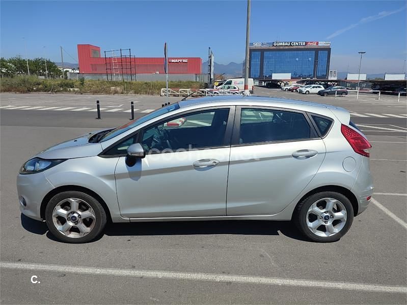 Usado Ford Fiesta Trend 82 CV (60 kW) 2009 Gris / plata Berlina