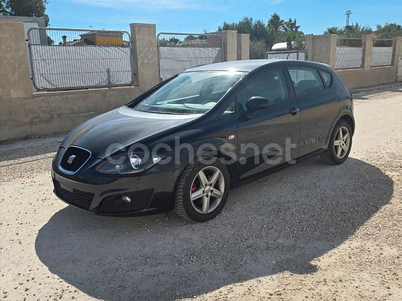 Usado Seat Leon Reference 105 CV (77 kW) 2011 Negro Utilitario