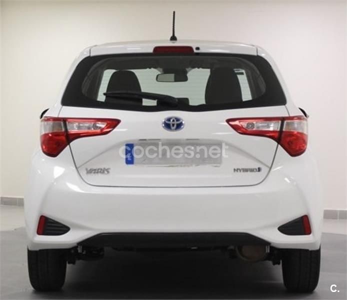 Usado Toyota Yaris Hybrid Active 100 CV (73 kW) 2019 Blanco Berlina