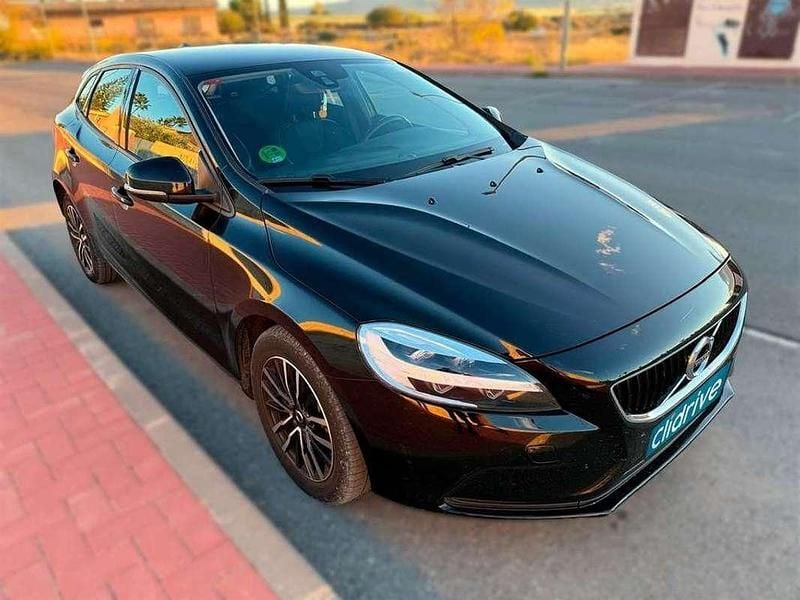 Usado Volvo V40 Momentum 122 CV (89 kW) 2018 Negro Utilitario