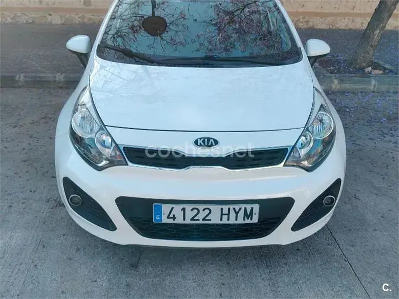 Usado Kia Rio 85 CV (62 kW) 2014 Blanco Berlina