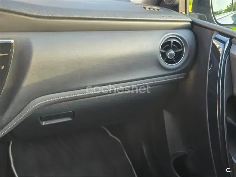 Usado Toyota Auris Hybrid Active 136 CV (100 kW) 2018 Azul Berlina