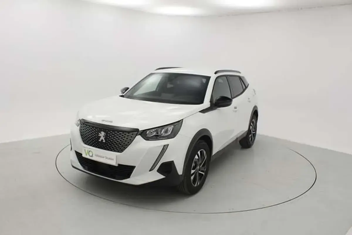Usado Peugeot 2008 Allure 101 CV (74 kW) 2023 Plateado SUV