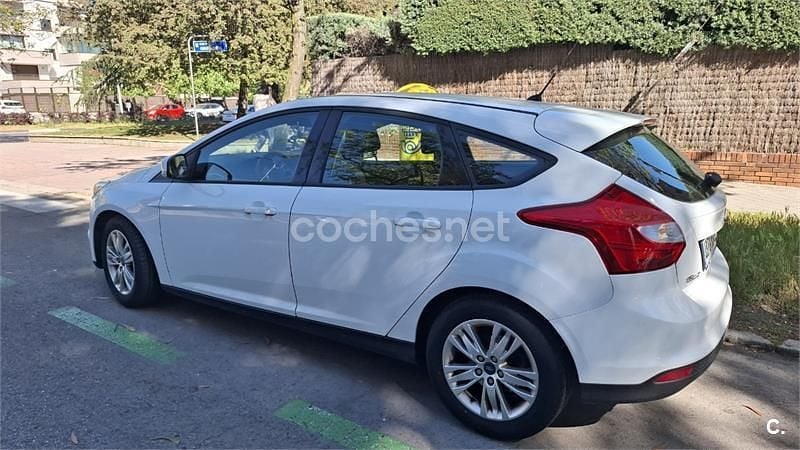 Usado Ford Focus Trend 100 CV (73 kW) 2012 Blanco Berlina