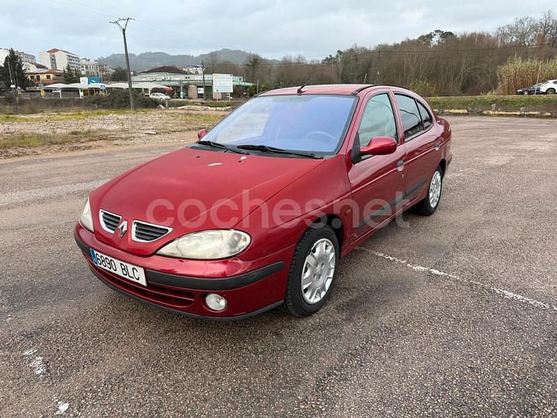 Usado Renault Mégane Expression 105 CV (77 kW) 2001 Granate Berlina