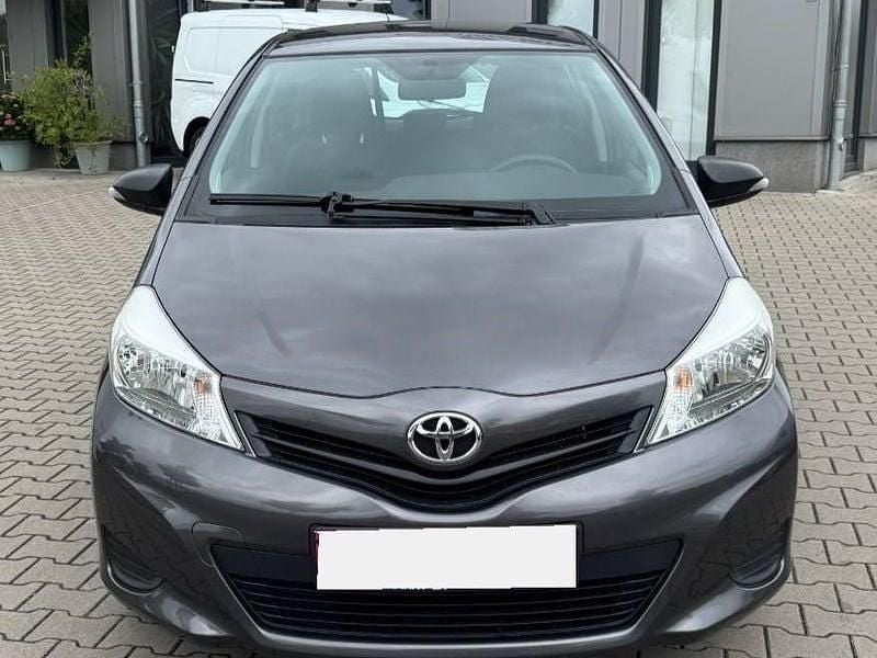 Usado Toyota Yaris Active 90 CV (66 kW) 2014 Gris / plata Utilitario