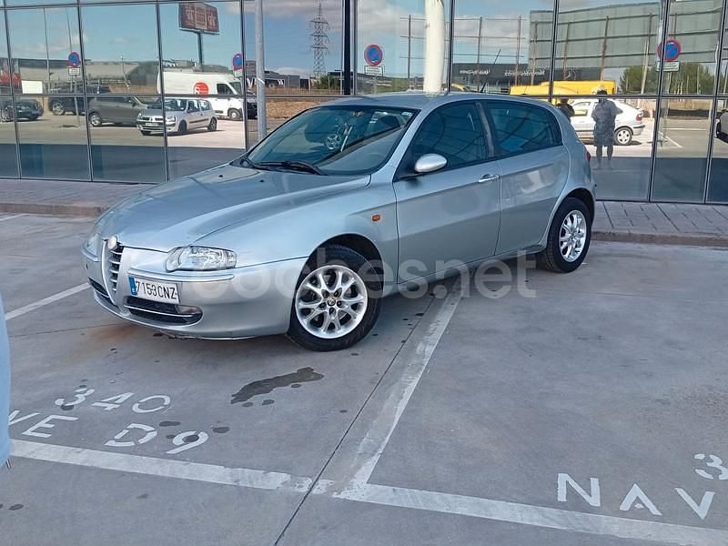 Gris / plata Usado 2004 Alfa Romeo 147 Impression Utilitario | 1990 € (Super precio) - Imagen 1/4