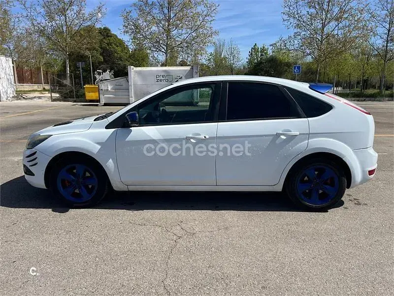 Usado Ford Focus Trend 109 CV (80 kW) 2010 Blanco Berlina