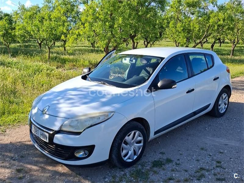 Begagnad Renault Mégane Authentique 90 HK (66 kW) 2013 Vit Sedan