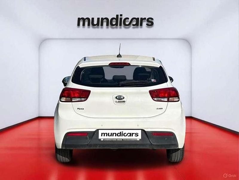 Usado Kia Rio 101 HP (74 kW) 2018 Branco Sedan