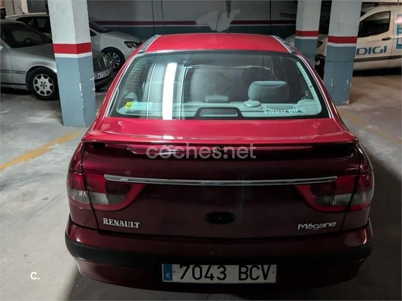 Usado Renault Mégane 110 CV (80 kW) 2000 Granate Berlina