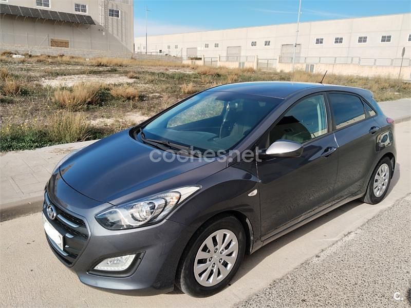 Usado Hyundai i30 90 CV (66 kW) 2016 Gris / plata Berlina
