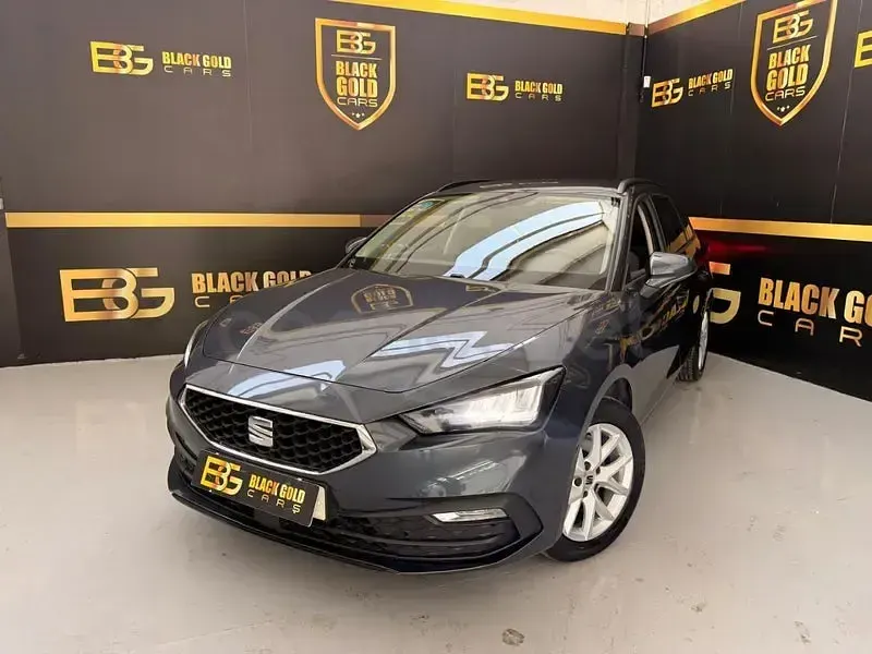 Usado Seat Leon Style 150 CV (110 kW) 2022 Gris / plata Familiar