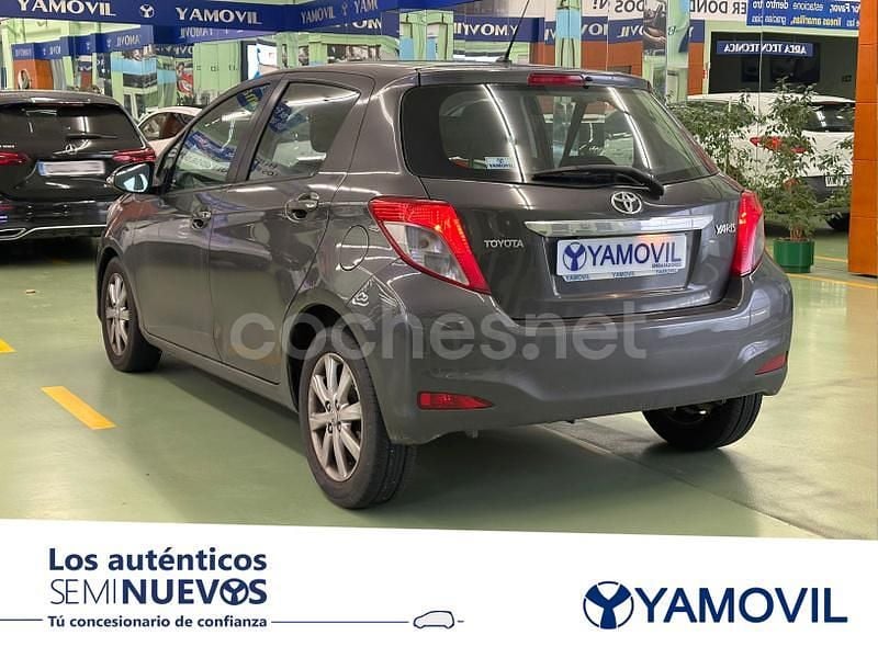 Usado Toyota Yaris Active 90 CV (66 kW) 2013 Gris Berlina