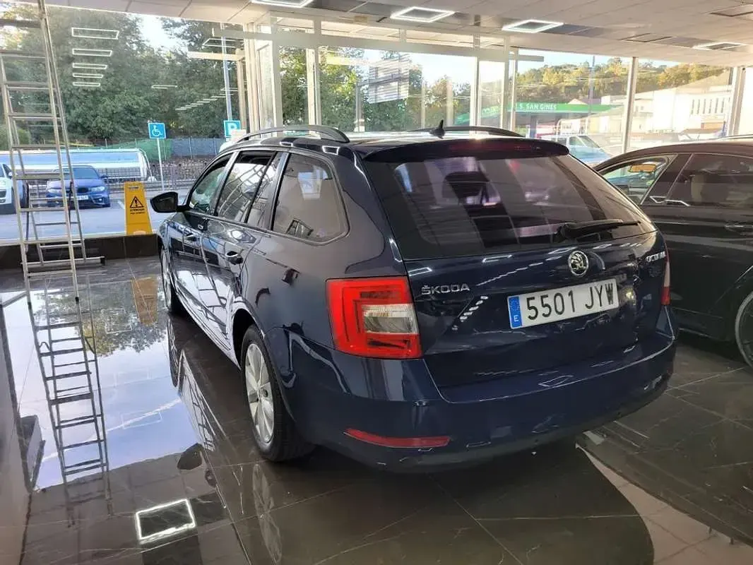 Usado Skoda Octavia Ambition 116 CV (85 kW) 2017 Azul Familiar