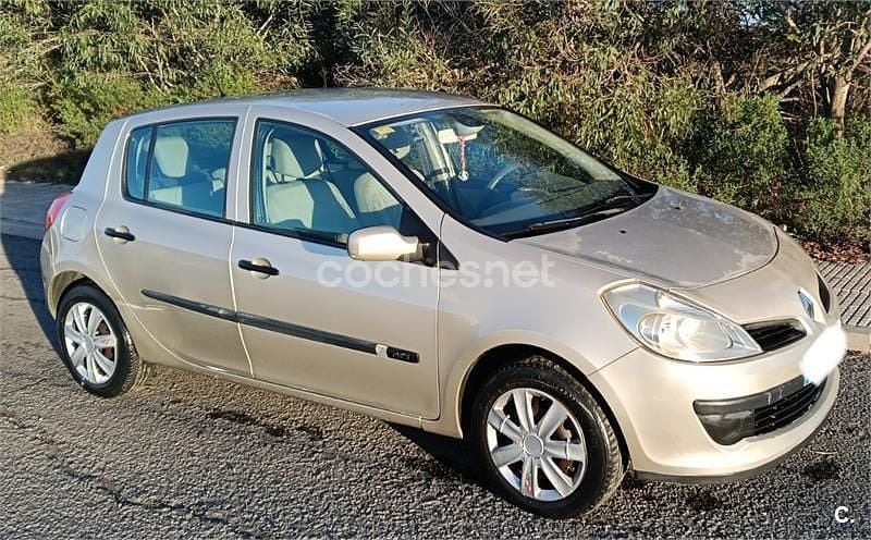 Beige Usado 2006 Renault Clio II Dynamique Berlina | 2500 € (Precio justo) - Imagen 1/4