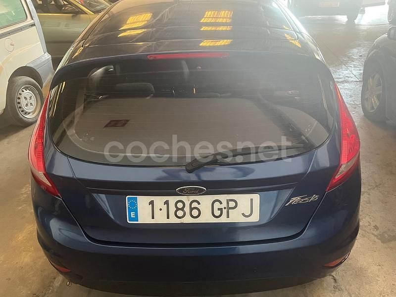 Usado Ford Fiesta Trend 82 CV (60 kW) 2010 Azul Utilitario