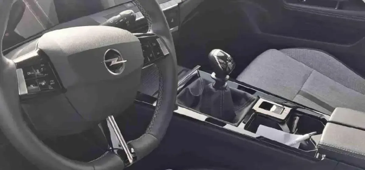 Usado Opel Astra Elegance 131 CV (96 kW) 2023 Arktis white Utilitario