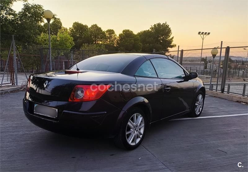 Violeta / lila Usado 2006 Renault Mégane Cabriolet Dynamique Descapotable | 3900 € (Precio justo) - Imagen 1/4