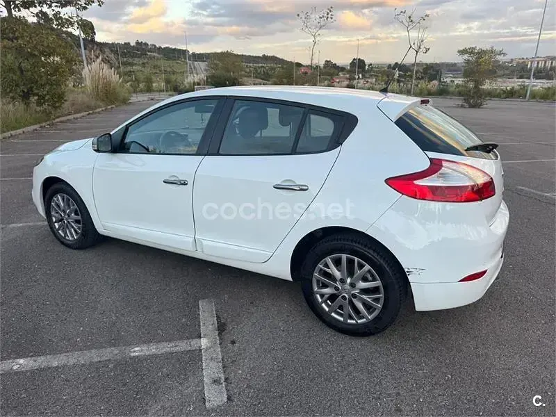 Usado Renault Mégane III Dynamique 115 CV (84 kW) 2013 Blanco Berlina