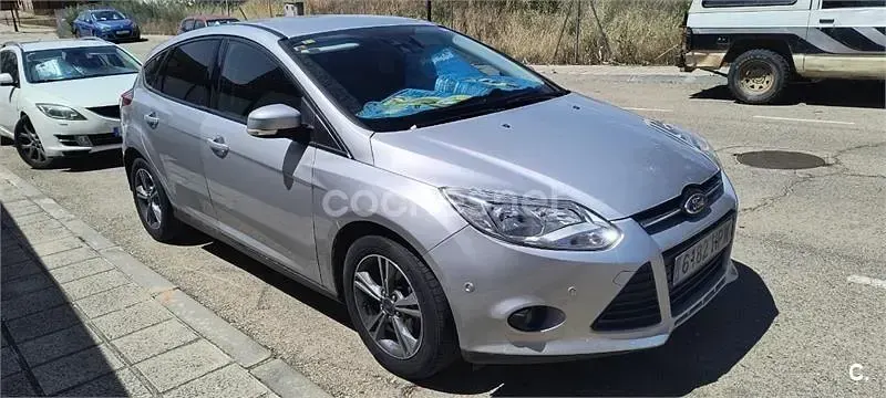 Usado Ford Focus Trend 125 CV (91 kW) 2013 Gris / plata Berlina