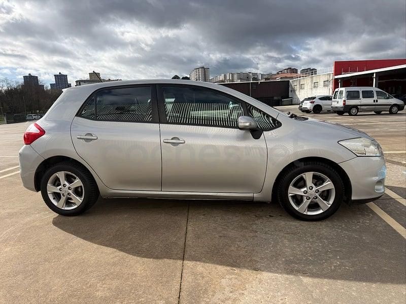 Usado Toyota Auris Active 90 CV (66 kW) 2010 Gris / plata Berlina