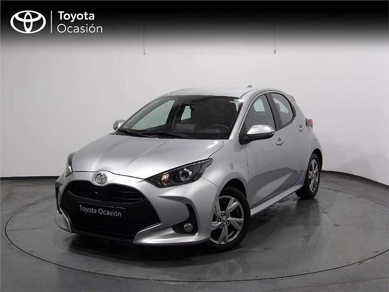 Usado Toyota Yaris Hybrid Active 116 CV (85 kW) 2025 Gris / plata Utilitario