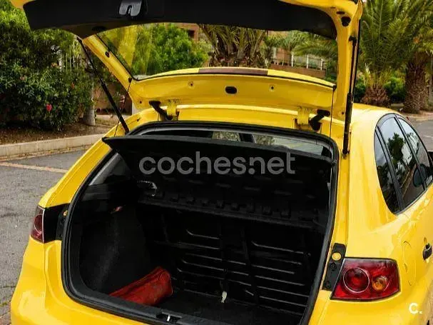 Usado Seat Ibiza 85 CV (62 kW) 2008 Amarillo Berlina