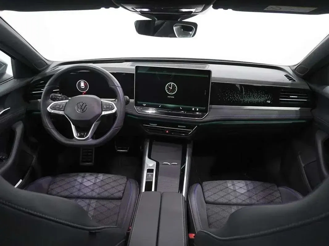 Usado VW Passat R-line 150 CV (110 kW) 2025 Gris Familiar