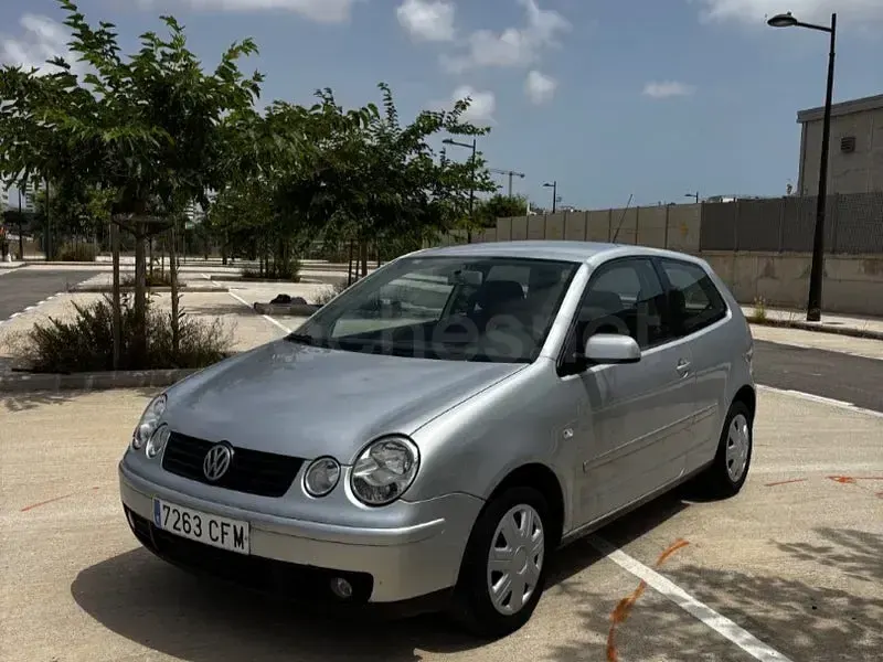 Usado VW Polo Match 75 CV (55 kW) 2003 Gris / plata Berlina