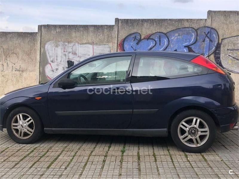 Usado Ford Focus Trend 100 CV (73 kW) 1999 Azul Berlina