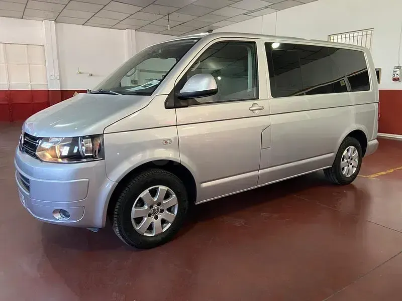 Usado VW Caravelle Comfortline 140 CV (102 kW) 2013 Gris / plata Van