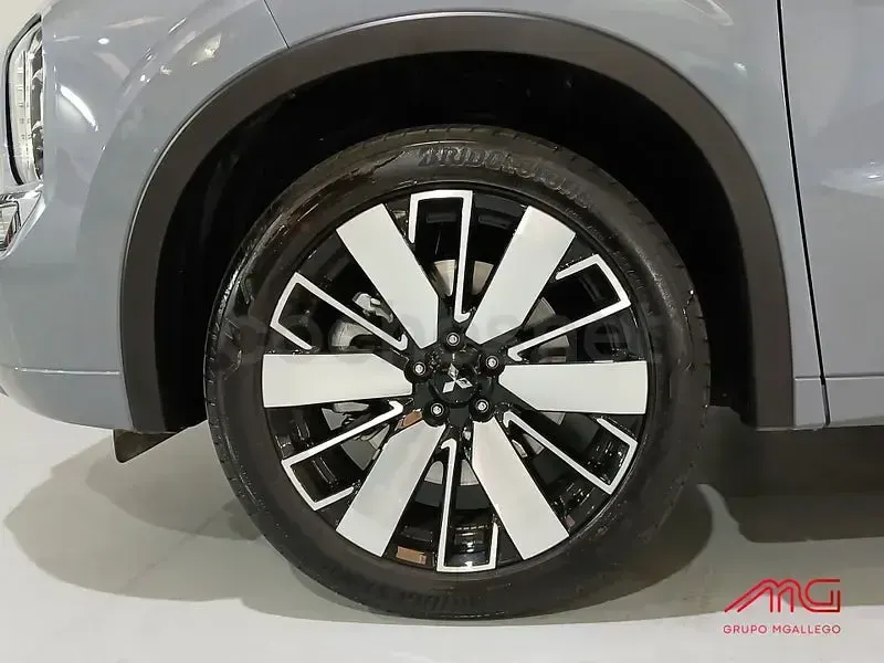 Usado Mitsubishi Outlander P-HEV 306 CV (225 kW) 2026 Gris / plata SUV